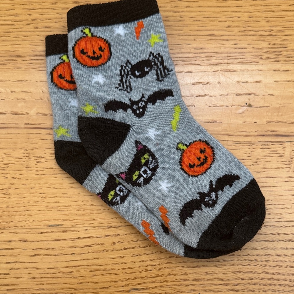 Halloween Themed Gray Socks with Pumpkins and Bats